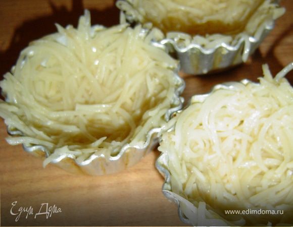 Формочки смазываем маслом и выкладываем в них полученную смесь.