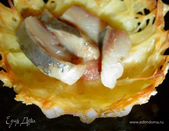 Филе сельди нарезаем небольшими кусочками и выкладываем на дно корзиночек.