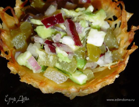 Нарезаем мелко лук, огурцы, зелень и равномерно раскладываем по корзиночкам сверху сельди.