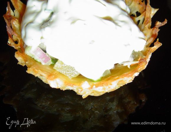 На овощную смесь кладем немного красной икры, и заправляем смесью из творожного сыра, майонеза и зелени.