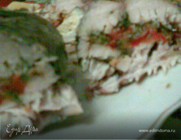 Скумбрию выпотрошить,удалить хребет и голову.Тушку посыпать желатином,специями и посолить.
Отварить яйца.
Морковь,лук и перец обжарить,предварительно мелко порезав.
и выложить на тушку по середине поверх в ряд уложить яйца(если тушки маленькие,яйца можно порезать на половинки.
Зашить брюшко рыбы,завернуть в несколько слоёв вакуумной плёнки,затем в полиэтиленовый пакет,завязать и опустить в кипящую воду на 30 мин. 
После достать,вынуть из пакета,оставить в плёнке до полного остывания,затем убрать в холодильник на ночь.
При подачи нарезать острым ножом.