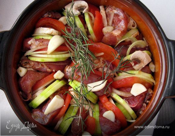 На дно горшочка положить несколько кусочков сала и лук. Дальше выложить по кругу кусочки мяса, чередуя с овощами. Сверху положить чеснок и веточку розмарина. Накрыть крышкой и отправить в духовку, разогретую до 170-180*С на 2 часа.