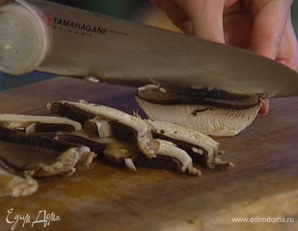 Грибы почистить и крупно нарезать.