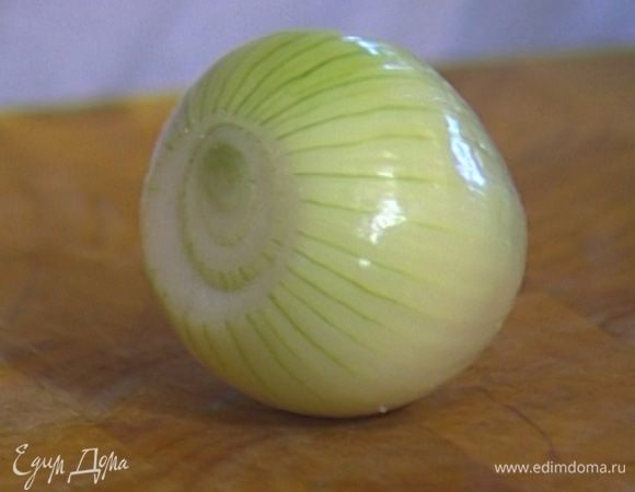 Лук почистить и нарезать кольцами.