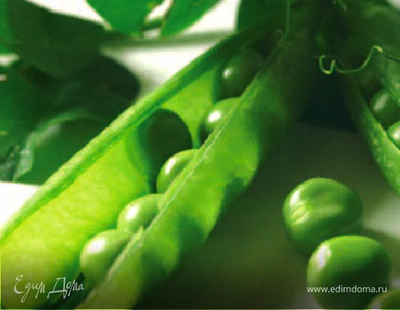  Картофель почистить ,промытьи порезать кубиками В кастрюле разогреть олив.масло и обжарить лук с картофелем добавить зел.горошек все перемешать залить кип.водой,дать вскипеть и варить 20минут.
