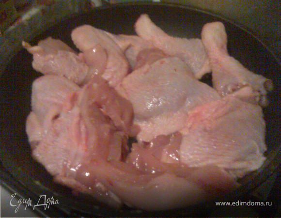 Помытую очищенную курицу режем на части. Кожу оставляем - так вкус будет более насыщенным. Выкладываем на сковороду в разогретое растительное масло. Обжарить кусочки до золотистого цвета с обеих сторон - как минимум 10 минут.
