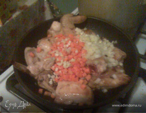 Добавляем нарезанные кубиками лук, чеснок, морковь, а также черный перец и соль. Жарим как минимум 5 минут.