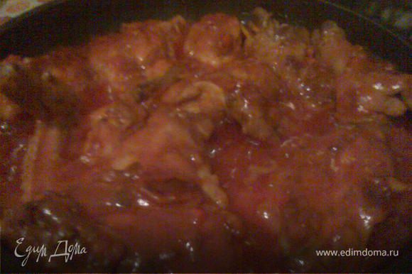 Добавляем томатную пасту, паприку и бульон. Тушить около 30 минут или пока курица не будет готова, при этом, если нужно, можно подлить немножко бульона или горячей воды.