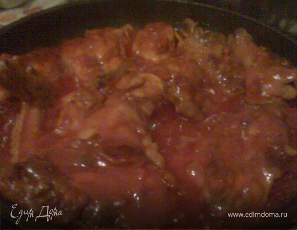 Добавляем томатную пасту, паприку и бульон. Тушить около 30 минут или пока курица не будет готова, при этом, если нужно, можно подлить немножко бульона или горячей воды.