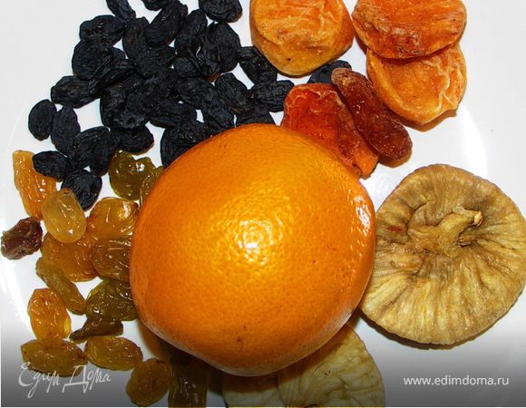 Сухофрукты(я использовала изюм,инжир и узбекскую сухую курагу) помыть,крупные измельчить ножом,на несколько минут залить горячей водой.Воду слить и залить алкоголем.