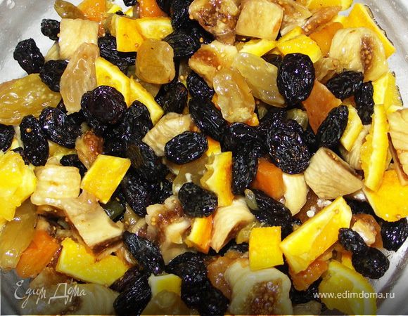 Небольшой апельсин вместе с кожурой порезать на мелкие кусочки и добавить к фруктам.(Если не поленитесь,то можно засыпать порезанный апельсин 2 ст.л сахара и проварить на слабом огне мин 15)