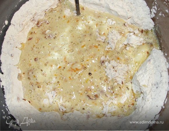 В просеянную с разрыхлителем муку добавить крахмал,ванильный сахар.Хорошо перемешать.В муке сделать углубление и влить молоко,масло и цедру.Всё хорошенько перемешать.