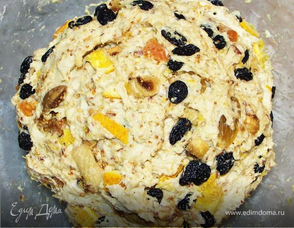 Добавить к тесту миндальную крошку и сухофрукты(алкоголь не сливать).