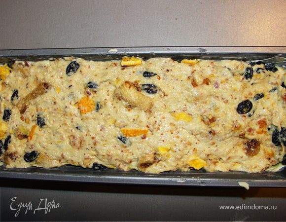 В смазанную форму разместить тесто.Оставить на 10-15 мин.Разогреть духовку до 180С.Выпекать 45 мин.Готовый кекс посыпать пудрой густо.