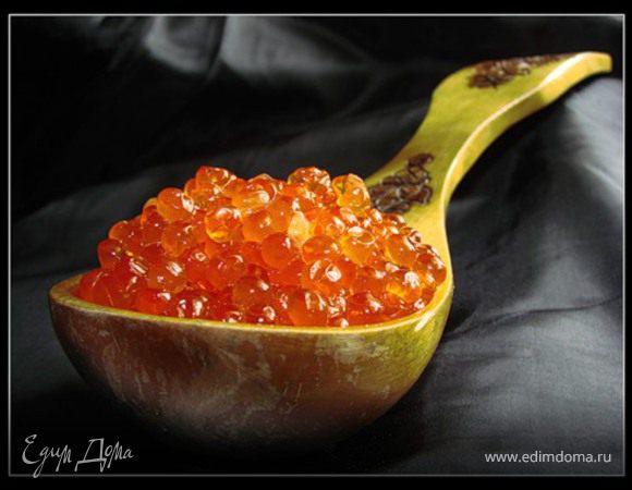 Варёные охлаждённые яйца очистить, разрезать вдоль пополам. Вынуть желтки, сложить в отдельную миску.
Желтки смешать с 2 стол. ложками майонеза, наполнить донышко половинок яиц.