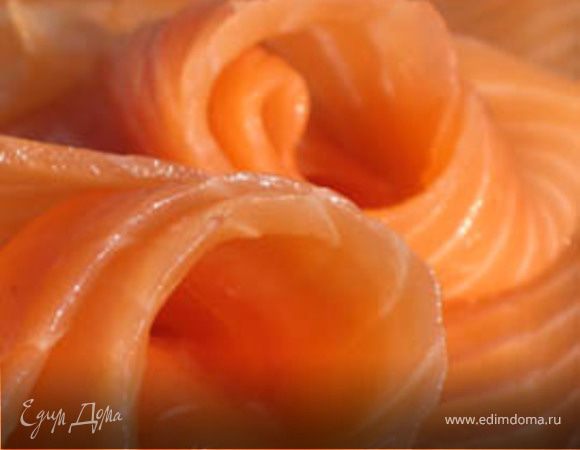 Наполнить половинки. 6 половинок - листочками форели, свернув в виде веера, цветка. Другие 6 половинок - красной икрой. 
Сыр натереть на самой мелкой тёрке.