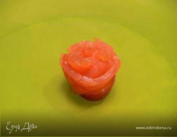 Празднично сервируем снежную закуску!
Края блюда смазать яичным белком или лимонным соком. Обмакнуть края в соли, чтобы получился снежный ободок.
Половинки яиц положить на праздничное блюдо. Припорошить сверху тёртым сыром.
До подачи на стол - держать в холодильнике, накрыв пищевой плёнкой.