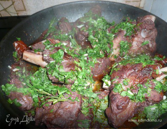 На большое праздничное сервировочное блюдо выложить::
1. В центр - куски мяса;
2. По краям - картофель.
Можно посыпать свежей зеленью петрушки.