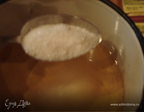добавляем в него сахар, лимонный сок и доводим до кипения. Добавляем быстрорастворимый желатин и тщательно перемешиваем до его растворения. Охлаждаем, но застудневания не допускаем.