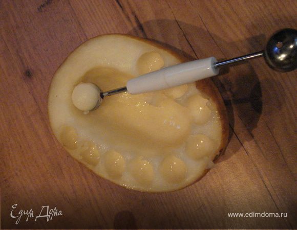 Разрезаем дыню пополам и удаляем семена. Вынимаем из дыни шарики с помощью ложки-нуазетки или нарезаем кубиками.