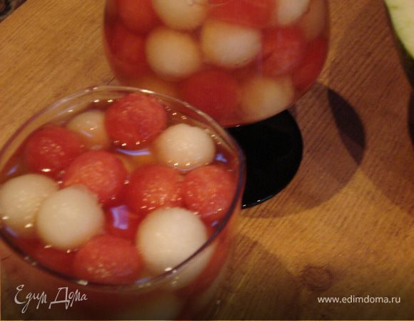 Дынные и арбузные шарики раскладываем по стаканам и заливаем подготовленным желе.