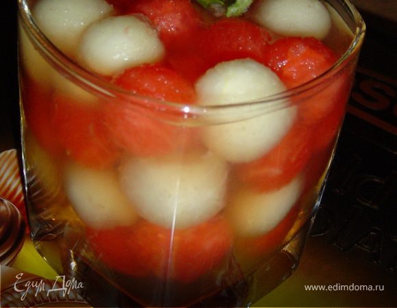 Теперь отправляем стаканы в холодильник и с нетерпением ждем его застудневания.
Дождавшись этого счастливого момента, украшаем мятой и ......