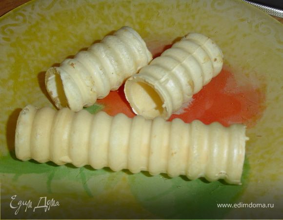 Отвариваем печень, очищаем от пленки и нарезаем небольшими кусочками.Также отвариваем морковь, очищаем и нарезаем кусочками.Морковь и печень помещаем в блендер, добавляем лук, перец, соль,сливочное масло и тщательно перемалываем до плотной вязкой консистенции.Вареные яйца натираем на мелкой терке, добавляем к ним мелко нарезанный чеснок и также мелко нарезанный копченый сыр, заправляем майонезом.
Этим фаршем наполняем вафельные трубочки.