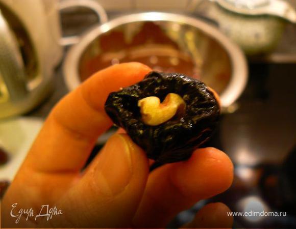 Вложить в чернослив кусочек орешка.