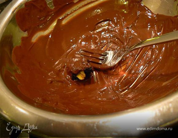 Шоколад растопить на водяной бане и "искупать" в нем чернослив