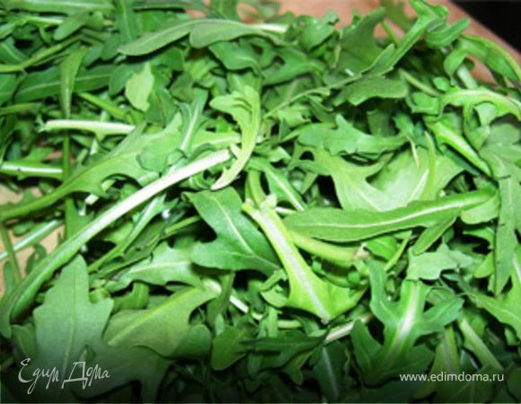 Перед самой подачей оформляем блюдо. На большом блюде раскладываем руколу из пакетов. Сбрызнуть оливковым маслом, лимонным соком. Разложить поверх кусочки рыбки.