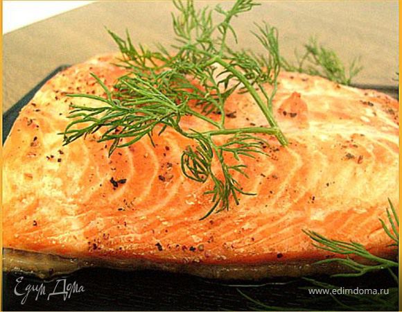 Делаем соус: Сметану смешать с белым перцем, измельчённым укропом. Поместить в соусник. До подачи на стол - хранить в холодильнике, затянув пищевой плёнкой.