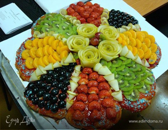 Теперь надо его украсить. Измельчить в крошку грецкие орехи. Вынуть из холодильника наш торт. Сделать бортик из орехов и обсыпать 
сверху. До подачи - поместить в холодильник повыше к морозильной камере. 