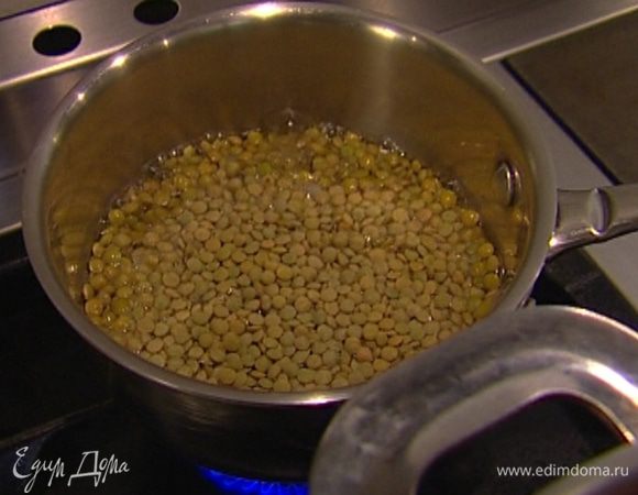 Чечевицу залить холодной водой, добавить лавровый лист и варить до готовности, в конце посолить, слить воду.