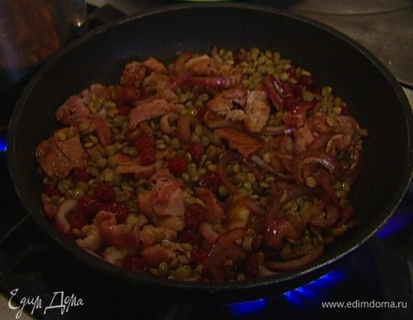 В глубокой сковороде слегка обжарить бекон вместе с луком, добавить вишню и отваренную чечевицу, влить бальзамический уксус и коньяк, все перемешать.