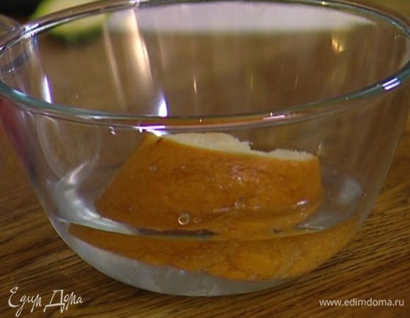 Хлеб замочить на 2 минуты в холодной воде, затем отжать.