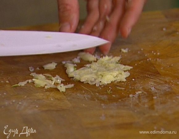 Чеснок почистить и растереть плоской стороной ножа со щепоткой соли.