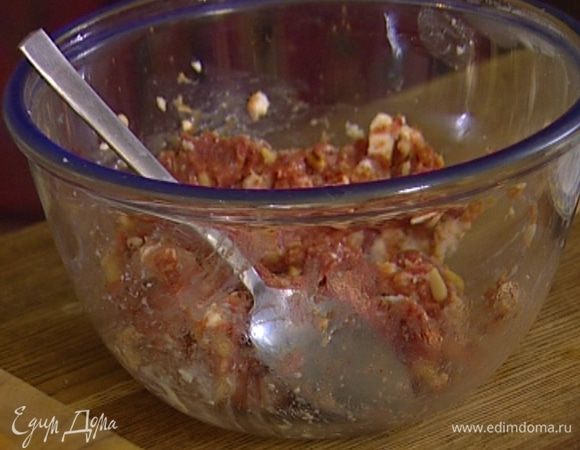 В бараний фарш добавить измельченную фету, хлеб, кедровые орехи, корицу, мускатный орех, острый перец, чеснок с солью и яйцо, если надо, еще чуть-чуть посолить и все перемешать.