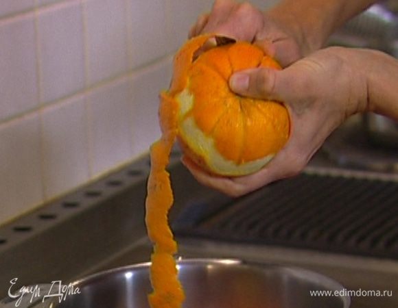 Цедру апельсина нарезать длинными полосками.