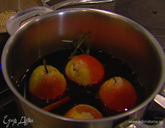 Влить вино, добавить сахар, лавровый лист, гвоздику, корицу, розмарин, цедру апельсина и перец. 