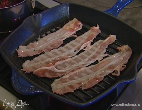 Бекон обжарить на сковороде-гриль и выложить на бумажное полотенце.