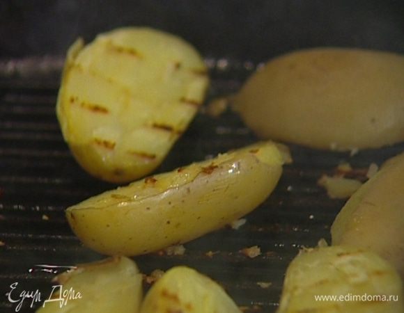В оставшемся от бекона жире обжаривать половинки картофеля до появления золотистых полосок.
