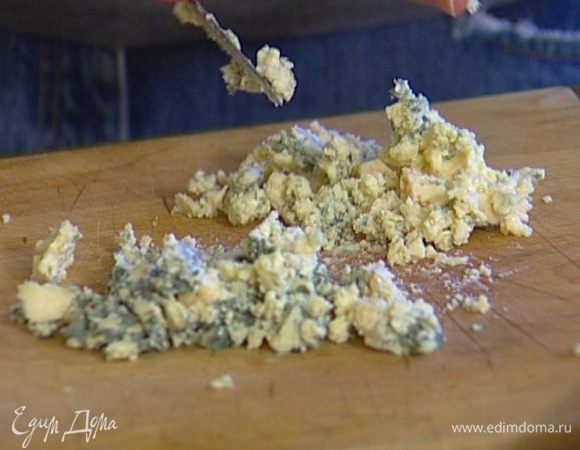 Сыр нарезать кубиками.