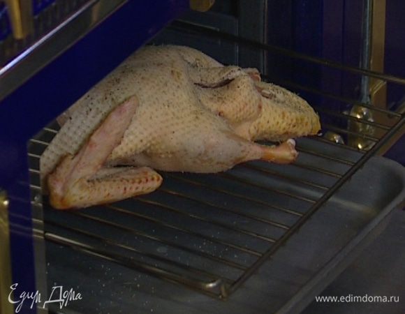 Положить тушку на решетку и отправить на самый верхний уровень разогретой духовки, под решетку подставить противень, на который будет стекать жир. Запекать 15 минут, затем перевернуть утку и запекать еще 15 минут. 