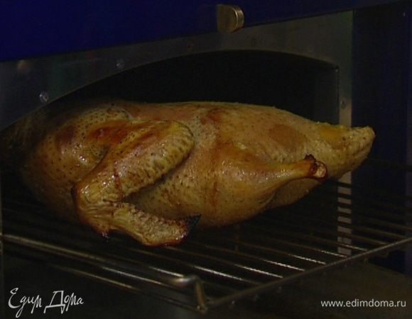Уменьшить температуру духовки до 180°С и запекать утку еще около 2 часов, при необходимости закрыть фольгой, чтобы не подгорала. 