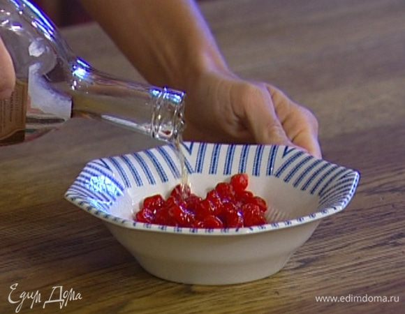 Вишню замочить в коньяке.