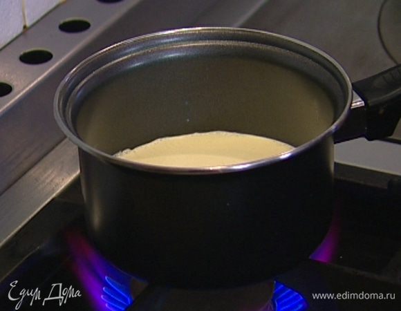 В сливки добавить ванильный экстракт, поставить на огонь и довести до кипения, но не кипятить.