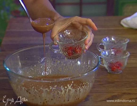 Печенье раскрошить и выложить на дно формочек, затем разложить вишню, а сверху ― сливочно-шоколадную массу.