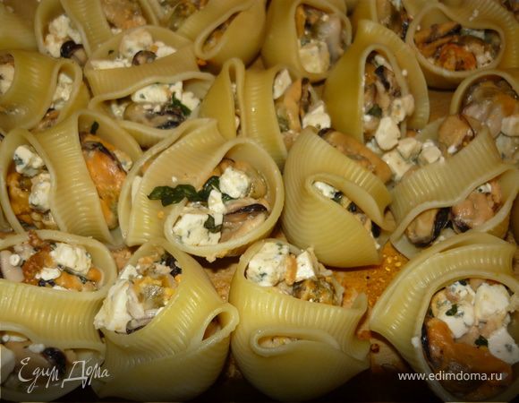 Начинить лумакони, уложить в форму для запкания, посыпать сверху травками, перцем, тертым пармезаном и отправить в духовку на 5-10 минут в зависимости от режима. У меня был гриль с конвекцией 180 градусов, 7 минут. 