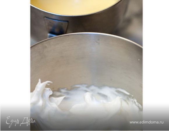 Взбить желтки с 80 граммами сахара. В другой емкости взбить белки с 50 гр сахара в плотную пену. Смешайте белки с желтками, аккуратно вымешивая лопаткой, затем добавьте просеянную муку.
Выложите тесто на прямоугольный противень 40 х 40 см, покрытый бумагой для выпекания. Выпекать в духовке около 5 – 6 минут при температуре 230°C . 
