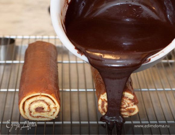 Для глазури:
Добавьте натертый шоколад в закипевшие сливки, дайте смеси немного остыть, затем введите масло и шоколадный соус. 
Покройте полено глазурью. Поставьте его в холодильник и достаньте примерно за час до подачи на стол.
Для украшения можно использовать все что угодно, безе, шоколадную стружку, декоративные фигурки, все что напоминает Рождество, лес, полено, зиму и т.д.
